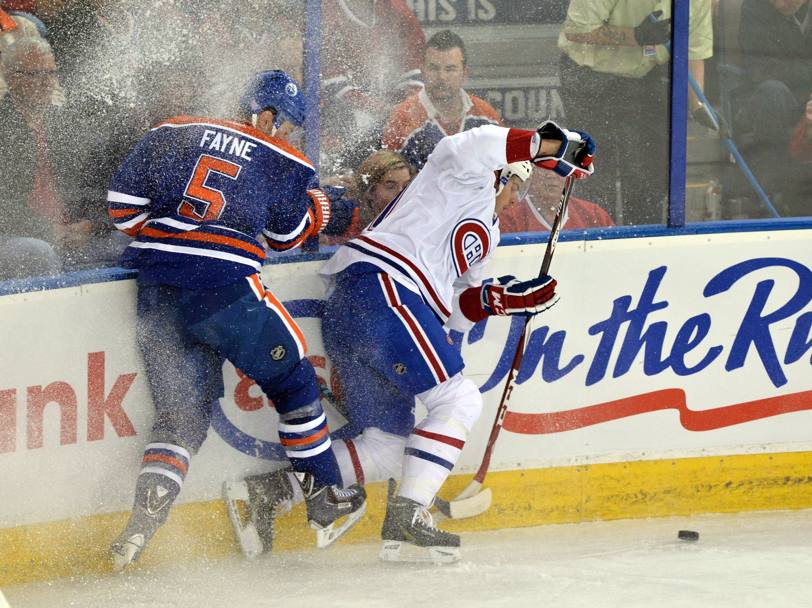 Mark Fayne degli Edmonton Oilers e Brendan Gallagher dei Montreal Canadiens si sfidano in una nuvola di ghiaccio (Reuters)
